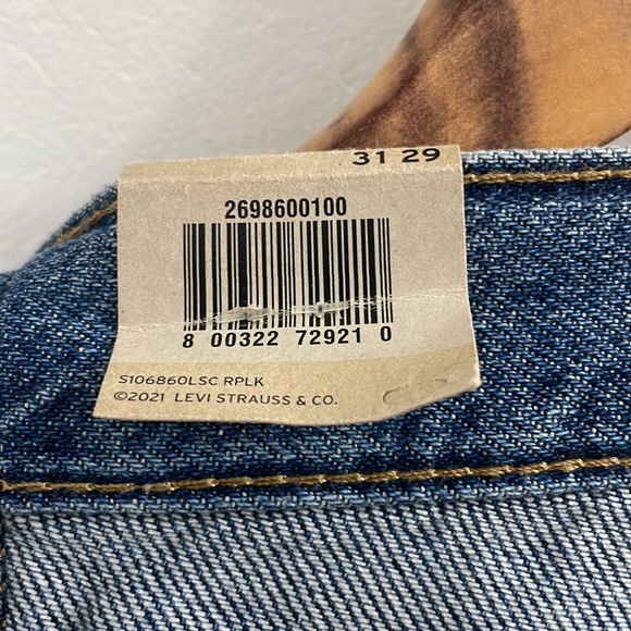 BNWT Levi’s Mom Jeans - Picture 3 of 6